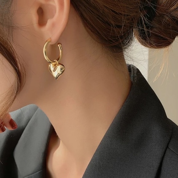 ⭐️Insta 18K gold plated heart earrings - Picture 4 of 5